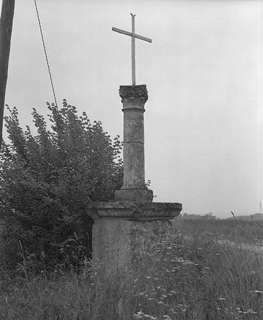 croix de chemin dite croix Blanche