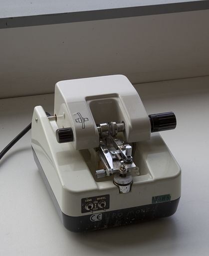 machine à meuler dite raineuse automatique