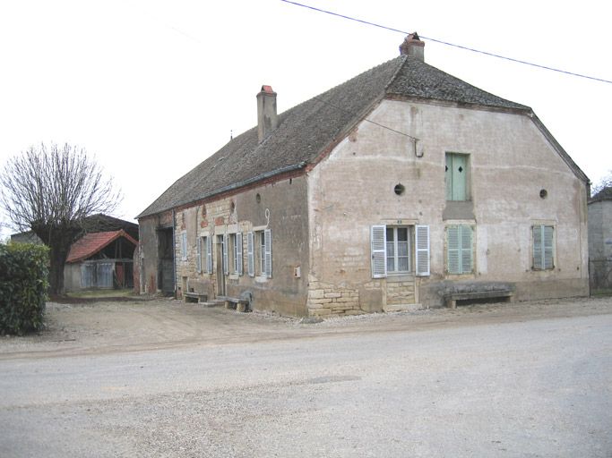 ancien café ; restaurant, puis ferme, actuellement maison
