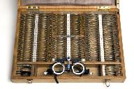 instruments d'observation et d'ophtalmologie (boîte de verres d'essai et 2 lunettes d'essai)