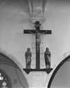 groupe sculpté : le Christ en croix entre la Vierge et saint Jean