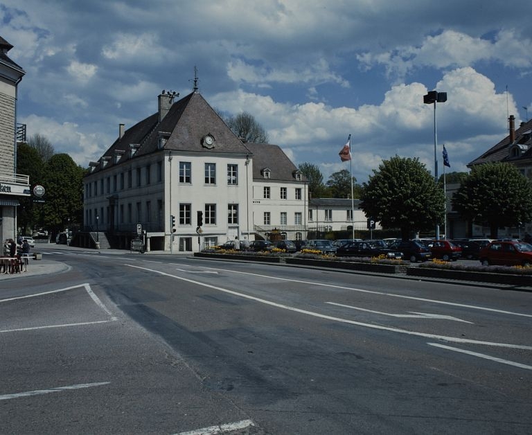 couvent de bénédictines, puis sous-préfecture et hôtel de ville, actuellement hôtel de ville