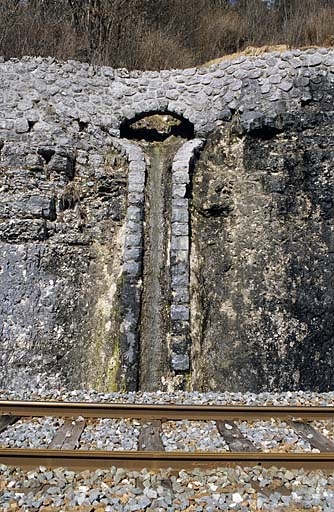 murs de soutènement et mur de soutènement à arcades (voie ferrée Andelot - La Cluse)