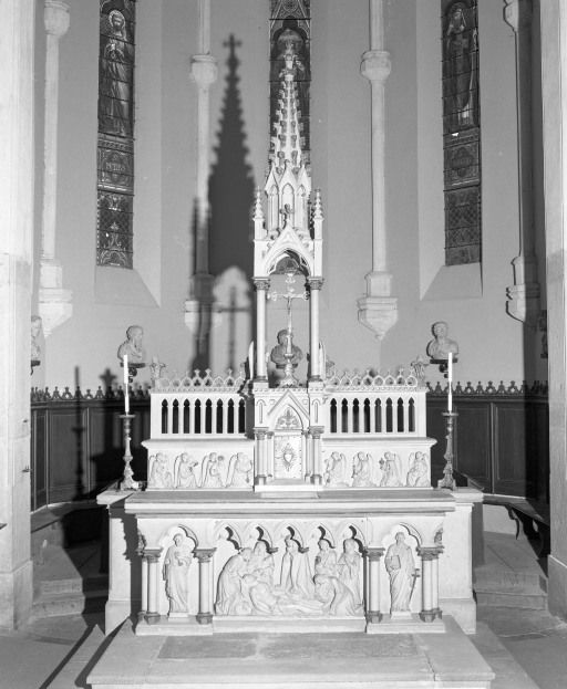 ensemble de trois maître-autel et autels secondaires de style néo-gothique, et leurs tabernacles