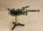 instrument de mesure des angles de réfraction (spectroscope à quatre prismes Duboscq)