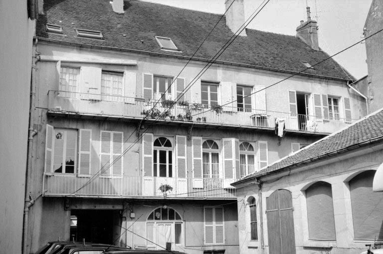 maison, imprimerie Girardi et Audebert puis Imprimerie doloise, actuellement magasin de commerce