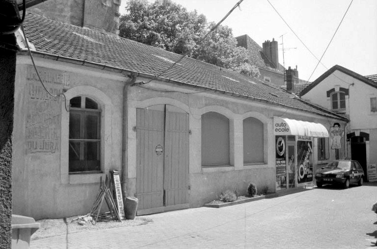 maison, imprimerie Girardi et Audebert puis Imprimerie doloise, actuellement magasin de commerce