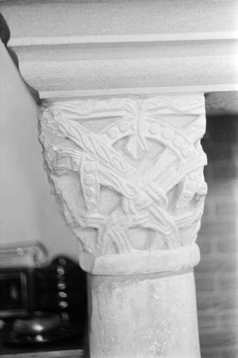 chapiteau à décor d'entrelacs