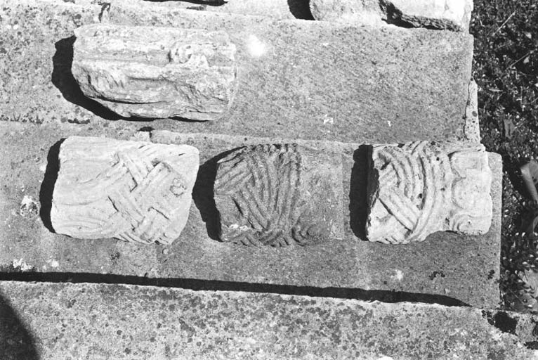 5 fragments de colonnettes à décor d'entrelacs