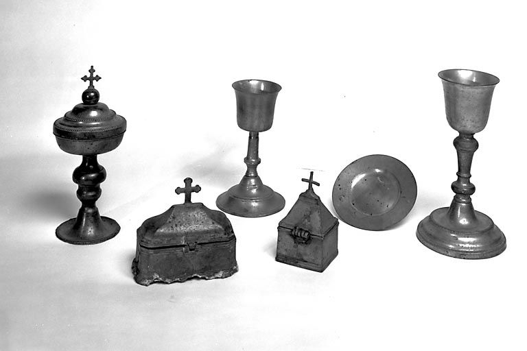 2 calices, patène, ciboire, 2 coffrets aux saintes huiles