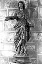 statue : femme tenant un livre (la Foi ?)