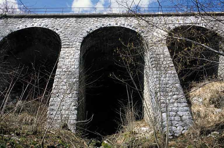murs de soutènement et mur de soutènement à arcades (voie ferrée Andelot - La Cluse)