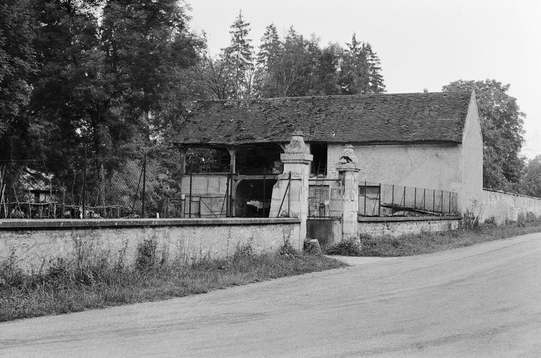 abbaye de bénédictines devenue ferme, appelée aussi château de Crisenon