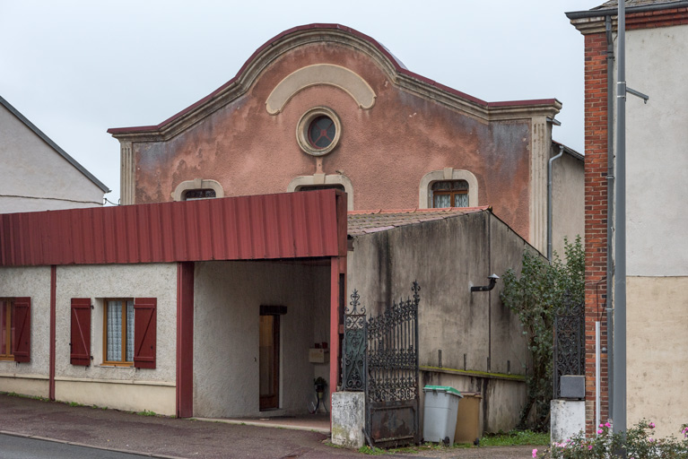 Façade antérieure, de trois quarts droite.
