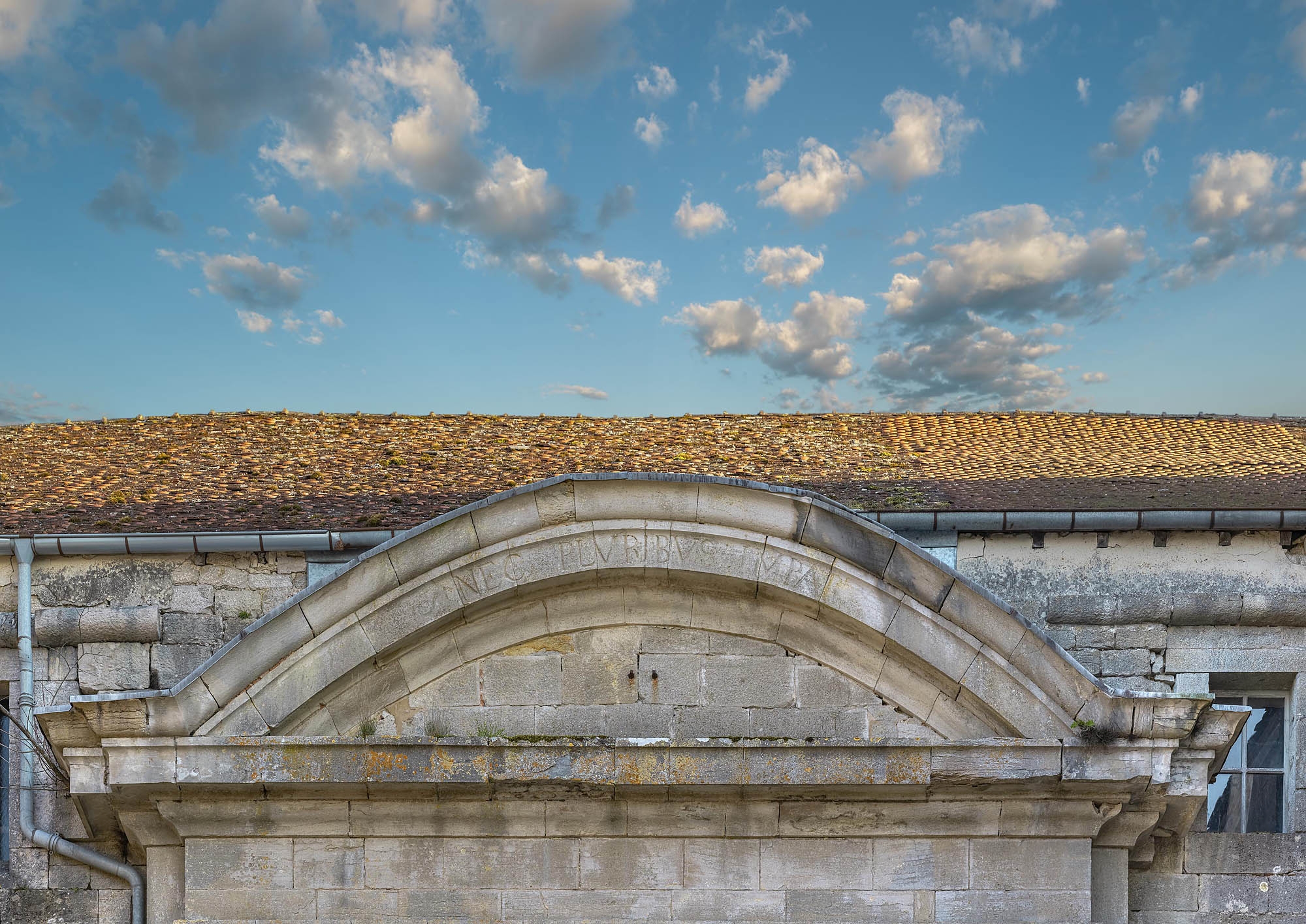 porte monumentale et logement du commandant du fort, puis logement des officiers