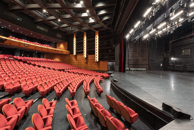 centre culturel (maison de la culture), gymnase et bourse du travail