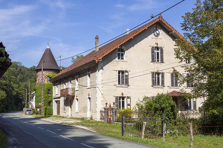 moulin à blé et scierie dit le Moulin du Milieu, actuellement hôtel de voyageurs dit hôtel du Moulin et maison