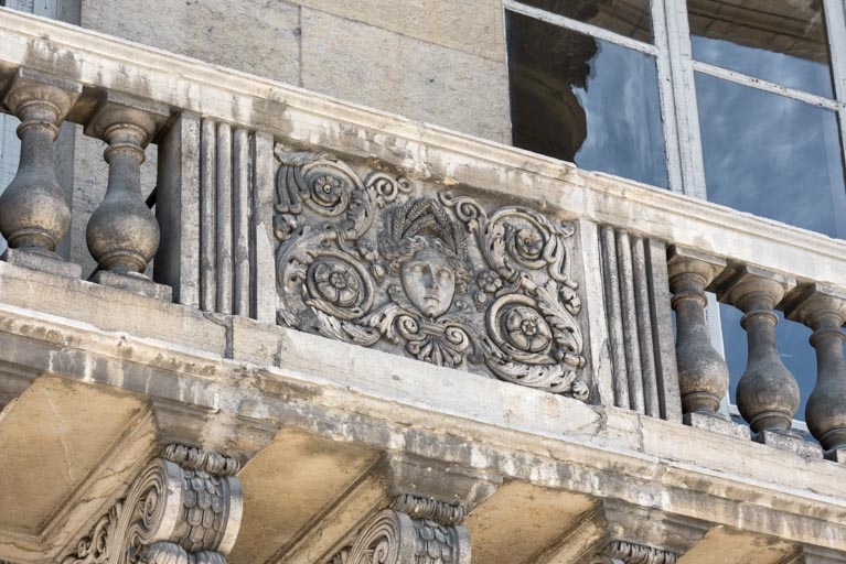 bas-reliefs (les saisons) et consoles du balcon