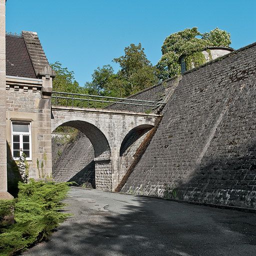 aqueduc, château d'eau, bassins de refroidissement et réservoir d'eau thermale