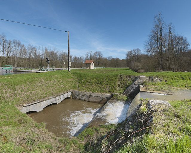 ouvrage lié à l'alimentation en eau (canal du Centre)
