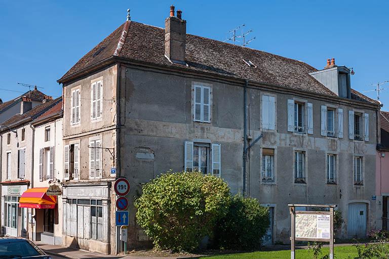 L'architecture commerciale de la commune de Gy