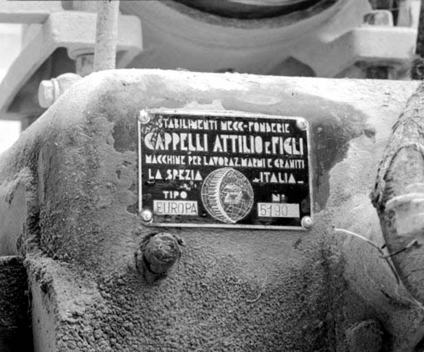 2 machines à découper par scie à lame circulaire (débiteuses)