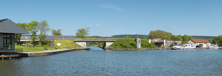 pont routier isolé (canal du Centre)