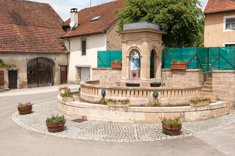 fontaine, abreuvoir de Rougemontot dite fontaine de la Vierge