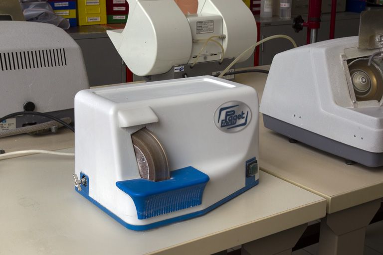 machine à meuler dite meuleuse manuelle Paget Frères