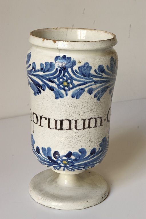 ensemble de cinq pots à pharmacie : pots canons