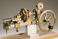 machine à usiner par outil de coupe (1er tour dit burin fixe ou tour à creuser)
