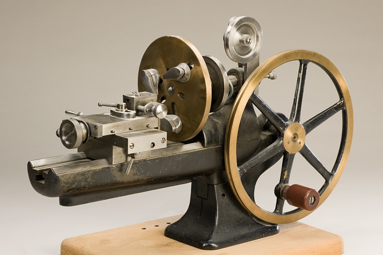 machine à usiner par outil de coupe (2e tour dit burin fixe ou tour à creuser)