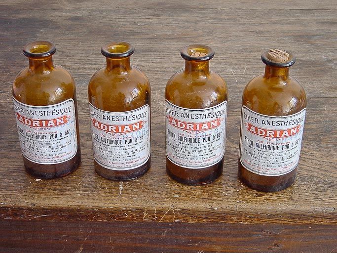 ensemble de huit flacons de pharmacie