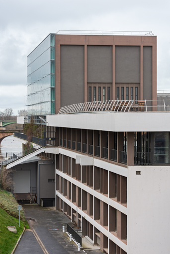 centre culturel (maison de la culture), gymnase et bourse du travail