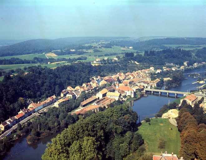 la place Aristide Briant et l'école primaire