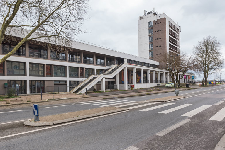 centre culturel (maison de la culture), gymnase et bourse du travail