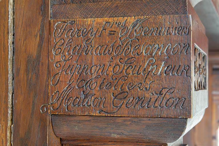 manteau de cheminée de la salle à manger