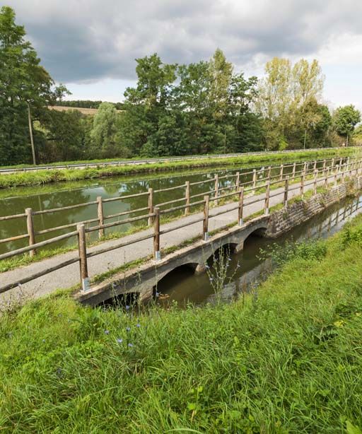 déversoir de superficie ; déversoir de fond (canal du Centre)