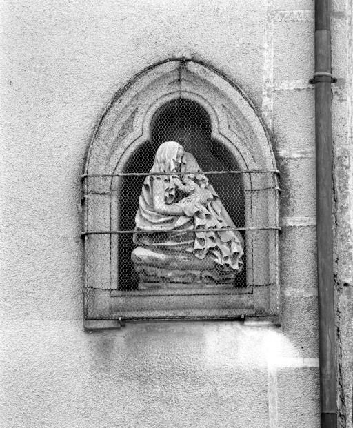 statue : Vierge à l'Enfant assise
