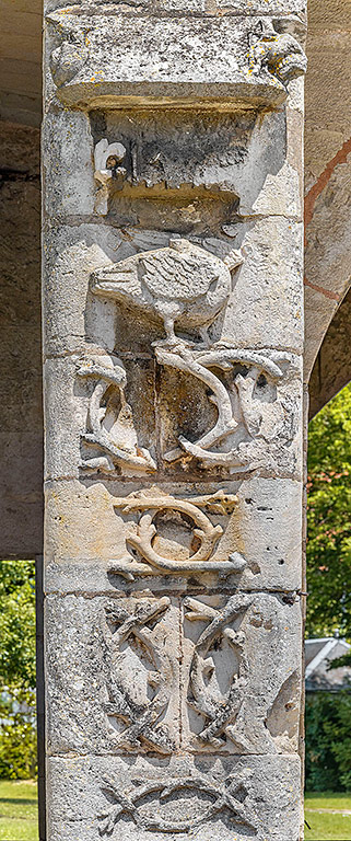 décor d'architecture : anges porte-écu, animaux, végétaux et symboles