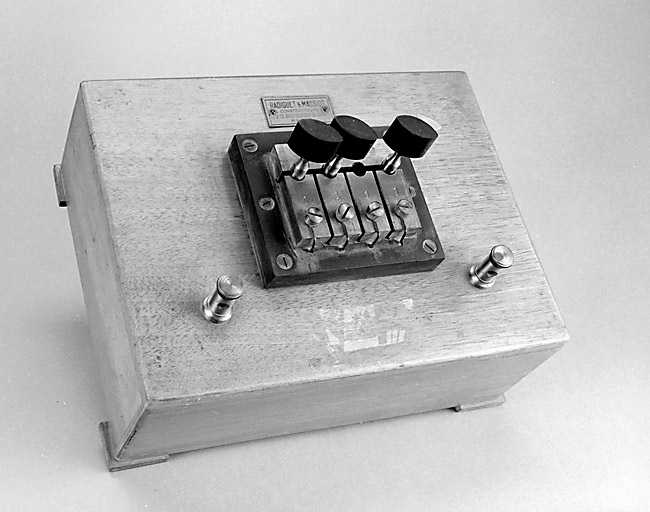 instrument de mesure de forces électromotrices (shunt Radiguet et Massiot)