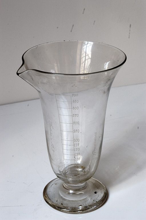 ensemble de deux verres à pied de laboratoire