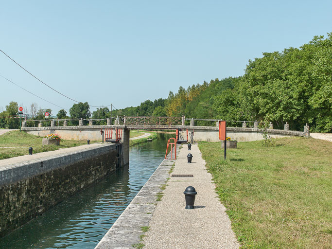 pont sur l'écluse 72, dite de Rivotte (canal du Nivernais)