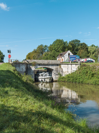 pont sur l'écluse 31 du versant Seine, dite du Gravier (canal du Nivernais)