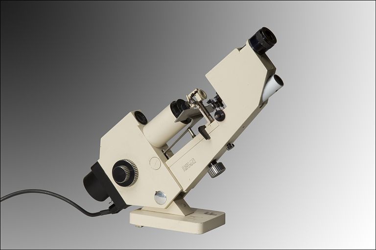 instrument de mesure des longueurs et des angles en optique (frontofocomètre Essilor)