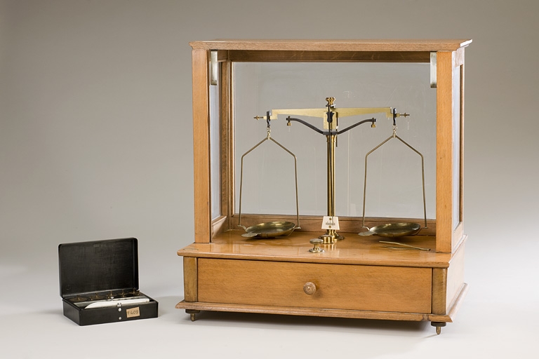 balance de précision (trébuchet de laboratoire)