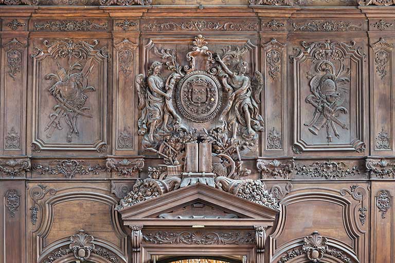 haut-relief (d'un lambris de revêtement) : deux anges (?) encadrant les armes de France