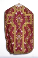 ornement rouge : chasuble, étole, manipule, voile de calice et bourse de corporal