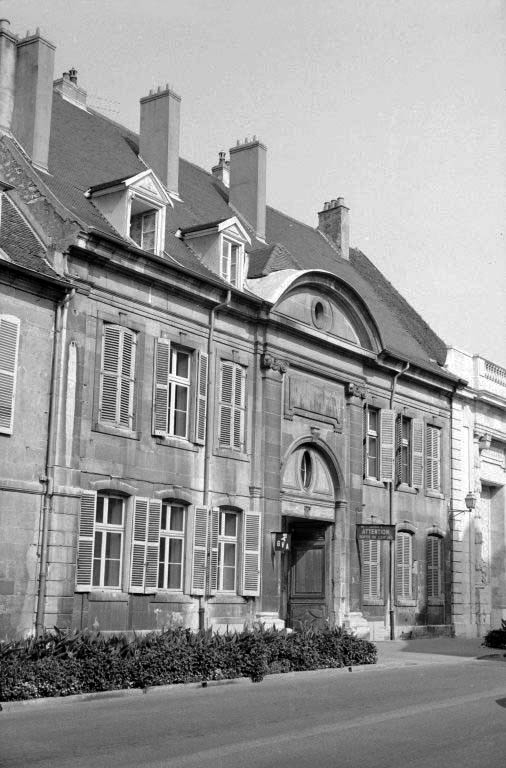 hôtel, distillerie Morel-Perron, puis fromagerie, laiterie industrielle, actuellement entrepôt public