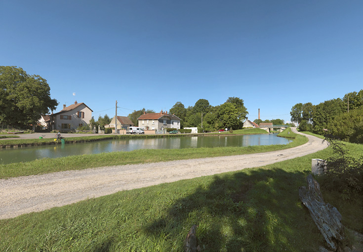 pont routier sur l'écluse 75 du versant Saône (canal de Bourgogne)